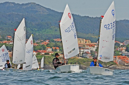 3Santiago Moreno, en medio, de negro y gris,  vencedor en la Clase Optimist