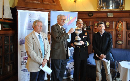 Los presentadores con el trofeo Toubes (medios)