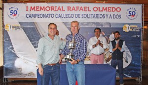 1Rafael Olmedo (hijo de Don Rafael Olmedo Limeses) entrega el gran  premio del campeonato a Laureano Wizner