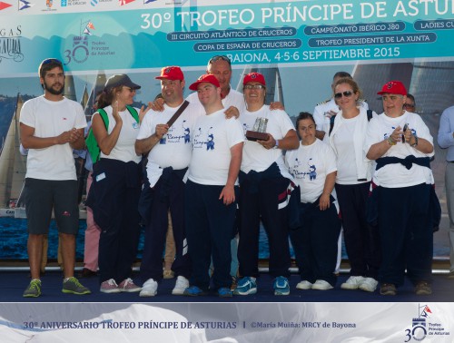 El equipo de Vela Adaptada recibe el premio por su participación en el Trofeo Príncipe de Asturias.