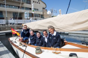 ©María Muiña : Sailingshots.es. SM El Rey Don Juan Carlos la tripulación del Acacia, Mauricio, barco clásico en el que participará en la Regata Rey Juan Carlos I El Corte Inglés Máster.