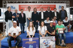 3 Foto de familia autoridades y campeones