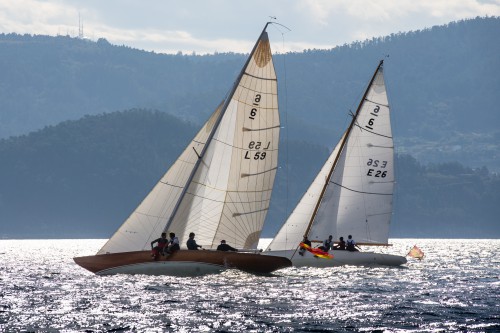 © María Muiña: SailingShots.es. S.M. El Rey Don Juan Carlos I sale a navegar en el nuevo Bribón por primera vez en Sanxenxo junto con el Acacia, clásico en el que navegó durante la pasada edición de la Regata SM El Rey Don Juan Carlos El Corte Inglés Máster.