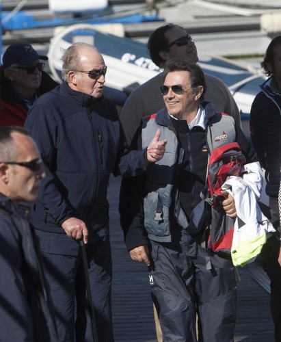 VGO01.Sanxenxo(Pontevedra)11/03/2016.- .S.M.el Rey Emérito D. Juan Carlos de Borbón navega en aguas de la Ría de Pontevedra a bordo de su barco El Bribón. En la foto S.M. charla con Pedro Campos (D) ..  EFE / Salvador Sas