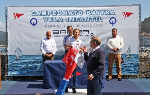 2El gerente de Baitra, Juan Carlos González, entrega el gran premio a la ganadora femenina Paula da Rocha – Foto ©  David Fontán