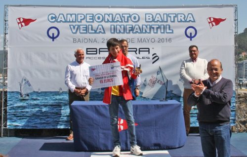 2El gerente de Baitra, Juan Carlos González, entrega el gran premio del Campeonato Baitra a Ricardo Fernández – Foto ©  David Fontán