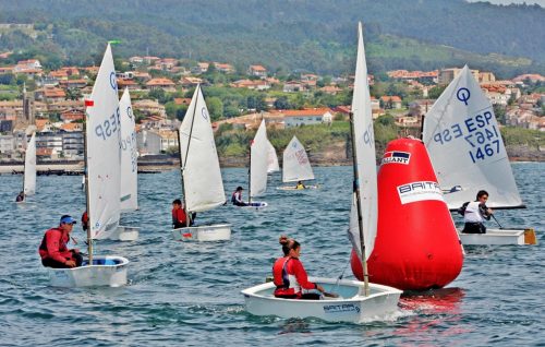 Varios optimist virando una boya en el Campeonato Baitra de 2015