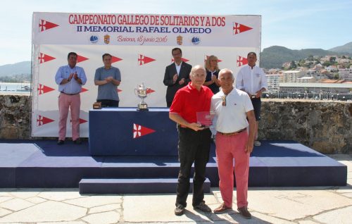 1El presidente del Monte Real entrega el premio a Jean Claude Sarrade nuevo campeon gallego de solitarios - Foto Carlos Rúa