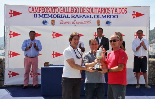 1Rafa Olmedo, hijo de Rafael Olmedo entrega a La Burla Negra el copón de gandaores del II Memorial Rafael Olmedo - Foto Carlos Rúa