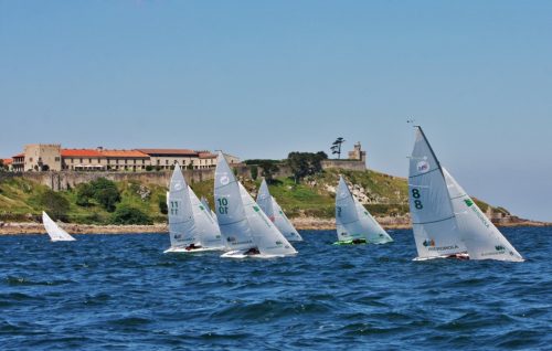 2La flota del campeonato pasando frente al parador de Baiona - Foto © Rosana Calvo