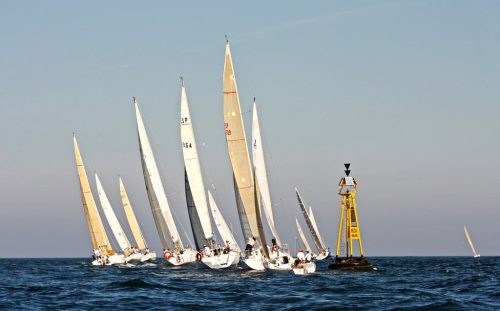 Flota pasando por Carallones en la anterior edición del campeonato - Foto © Rosana Calvo