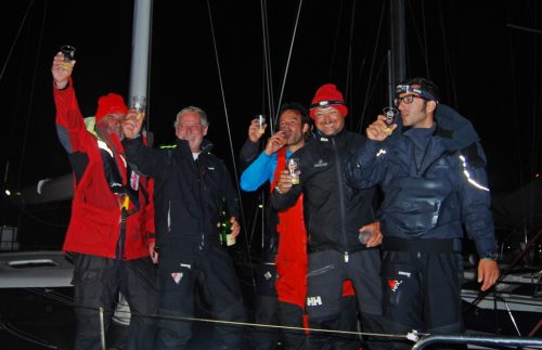 4Primer brindis del Saint Maxime tras cruzar los primeros la llegada de la Baiona Angra Atlantic Race