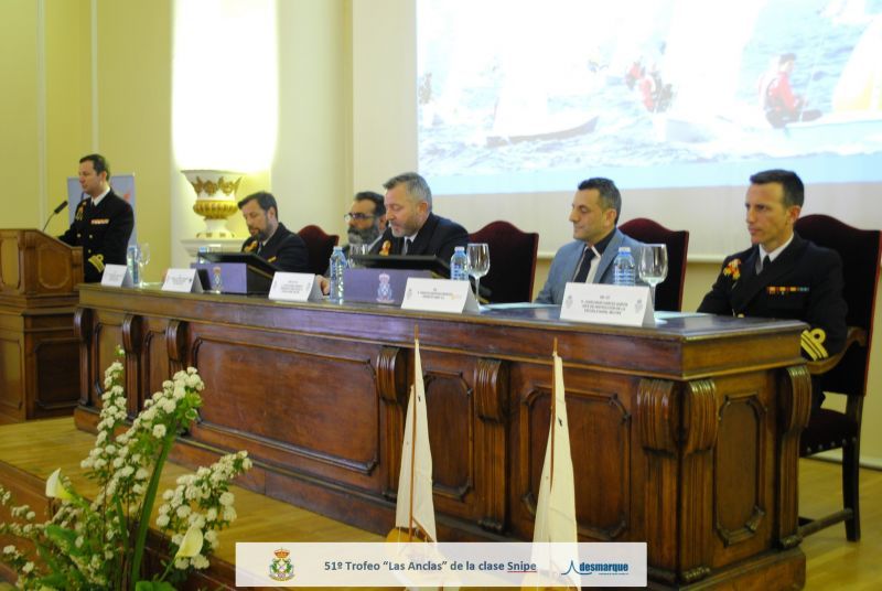 2 El Director de la ENM, D. Jose María Núñez Torrente, presentando la regata a los medios