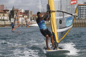 El Windsurfista Movistar Iván Pastor, profesor de lujo en Gijón