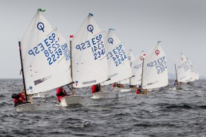 El Británico Arthur Fry aguanta líder del Meeting Internacional de Optimist