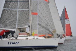 Bajo fuertes aguaceros comenzó la Regata de Navidad