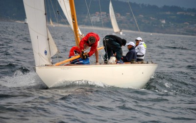 El vasco ARTAKO se pone al frente de la general en la Regata das Illas de barcos Clásicos y de Época