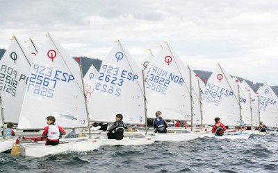 El viento, muy rolón, protagonizó la primera jornada del Meeting Internacional Cidade de Vigo de Optimist