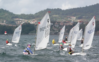 El luso Manuel Ramos lidera el Meeting Internacional Cidade de Vigo de Optimist y Jorge Enríquez, del Náutico, pelea en el Top Ten