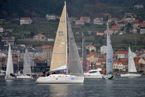 Ausencia total del viento en la primera etapa de la II Regata Interclubes Ría de Pontevedra