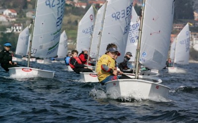 Yago Barca (RCN Sanxenxo) lidera la Regata Aceites Abril, el Gallego de Optimist, tras la primera de las tres jornadas en la ría de Vigo