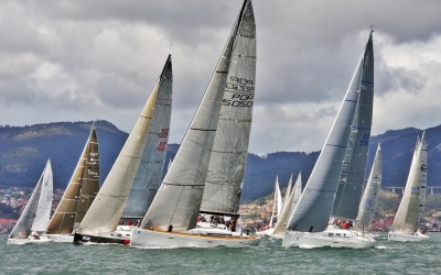 De Vigo a Baiona a toda vela con el Trofeo Comunica